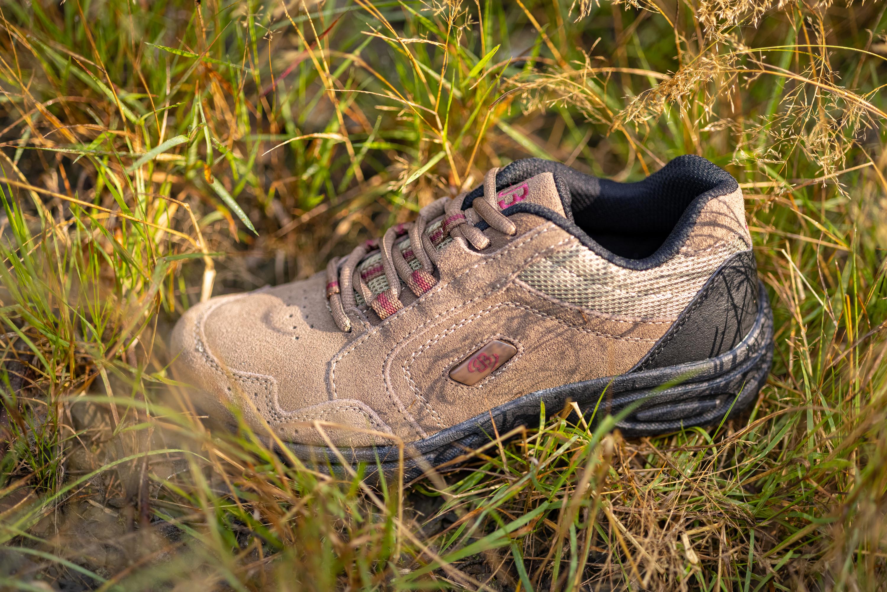 Brütting Schuhmodell aus Wildleder in Beige, umgeben von Gras