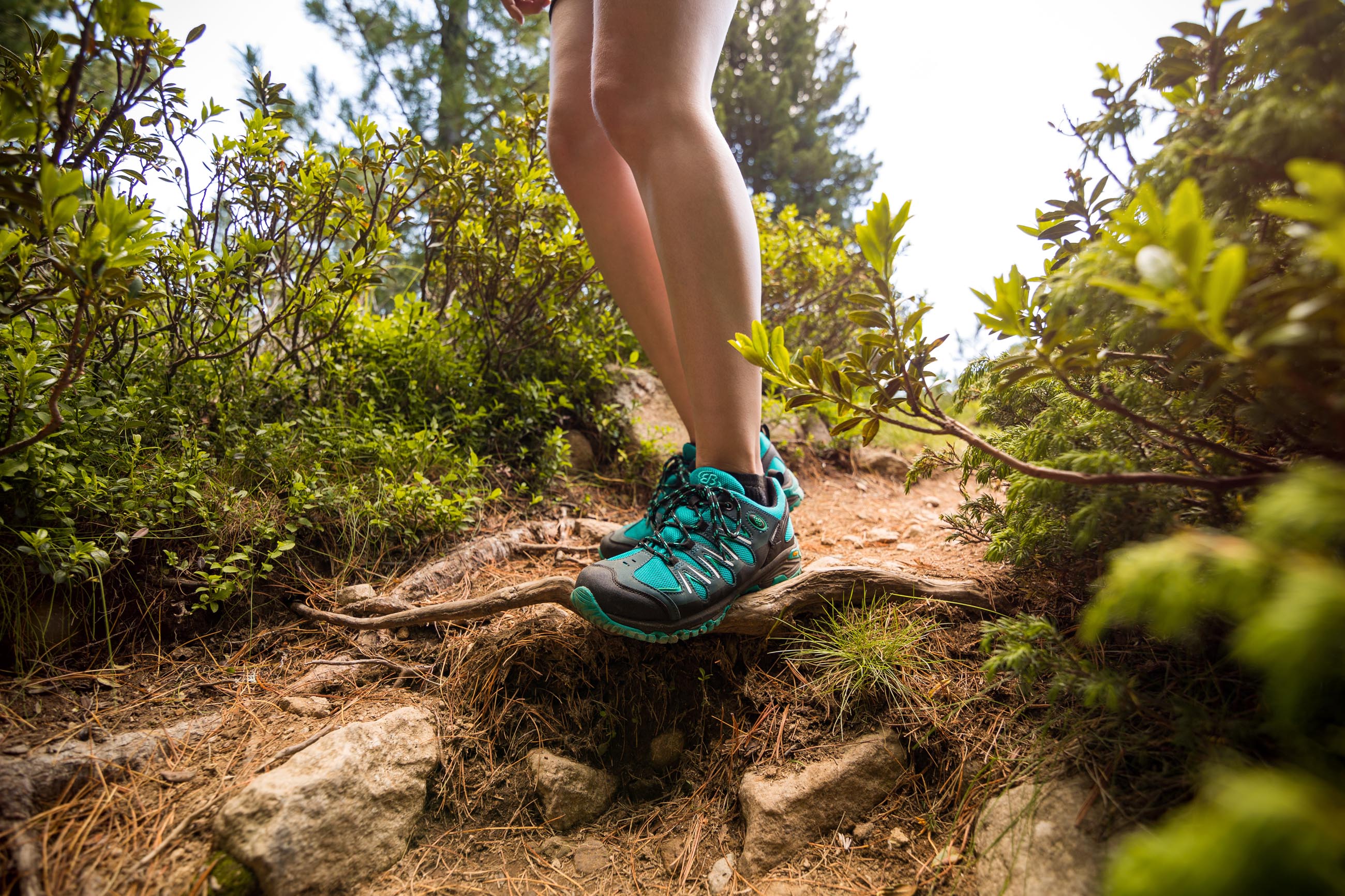 Brütting Wanderschuhe in Türkis, getragen auf einem felsigen Wanderweg